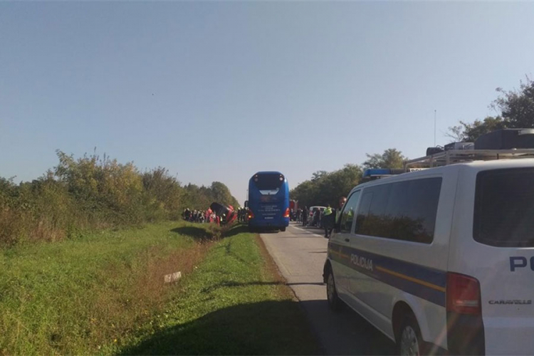 Prevrnuo se autobus pun djece, poginuo vozač automobila