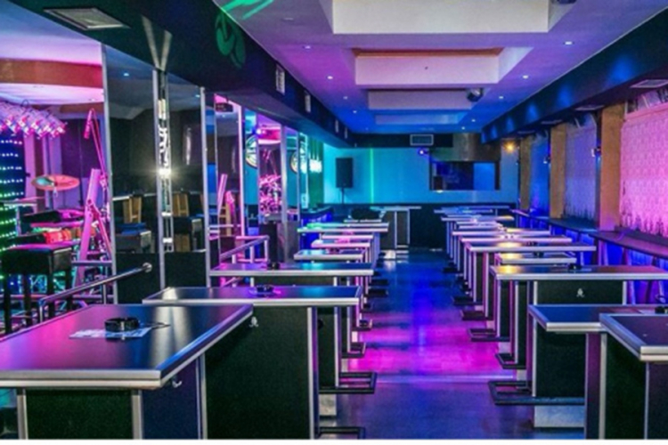 Izbačen, pa u klub uletio golfom