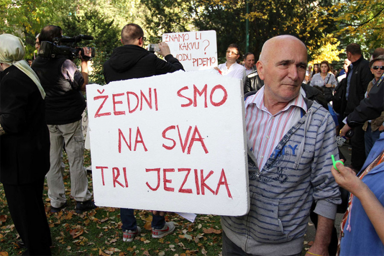 Sarajlije protestuju ispred zgrade Vlade Kantona zbog redukcije vode