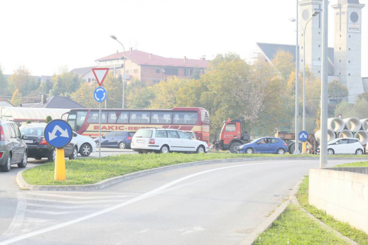 Udes na kružnom toku u Banjaluci: Sudarili se autobus i kamion