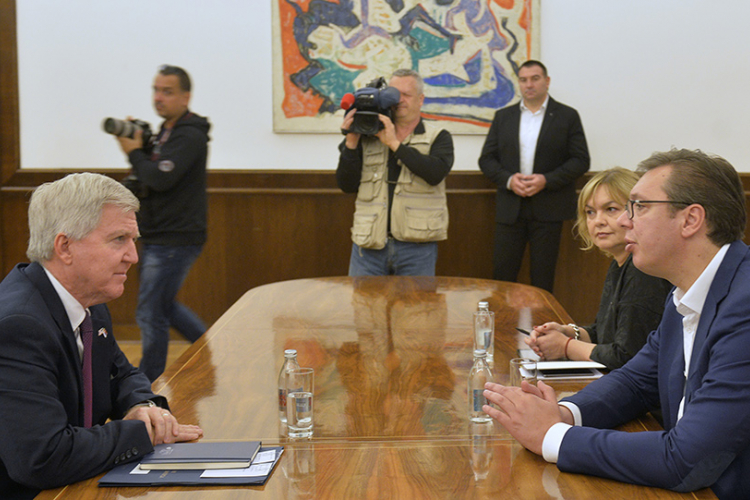 Vučić i Skot: Nastaviti dijalog Beograda i Prištine
