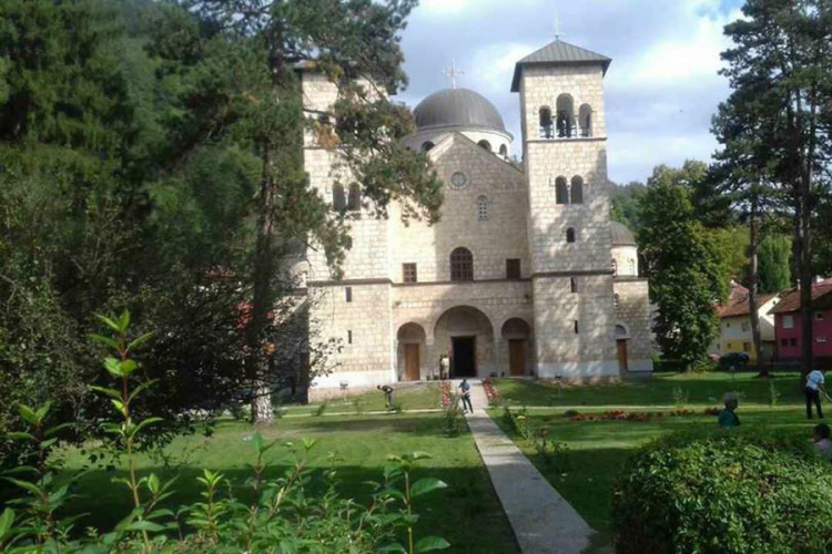 Braća kod crkve pretukla zatvorskog čuvara