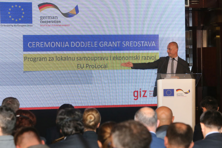 Preduzećima i opštinama u BiH dodijeljen prvi od planiranih trinaest miliona evra