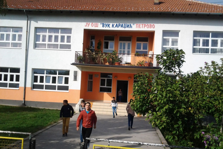 Problemi OŠ 'Vuk Karadžić' u Petrovu: Nastavnici se vratili, nema direktora, plata i grijanja