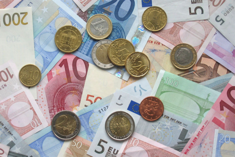 Evro ponovo ojačao, Katalonija sprečava veći rast