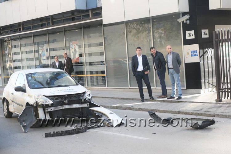 Izbjegavao sudar pa umalo udario u banku u Banjaluci