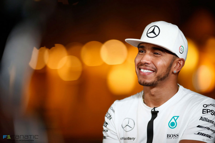 Hamilton neće da kleči uz himnu
