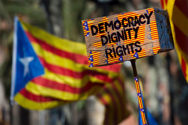 Madrid suspendovao vladu Katalonije, autonomija ostala