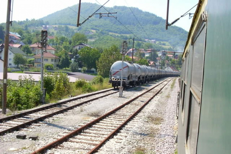 Cisterne zaustavljene na granici zbog mirisa goriva