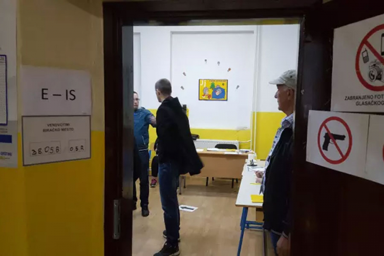 Zatvorena biračka mjesta na KiM, CIK izlaznost oko 44 odsto