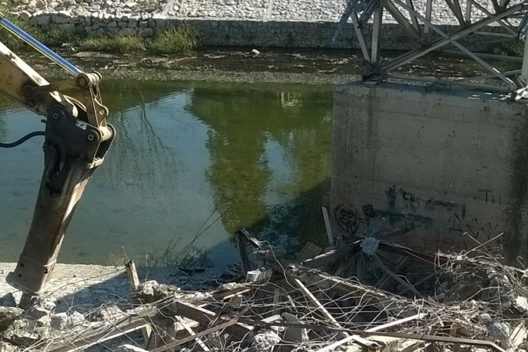 Uklonjen stari most u Česmi