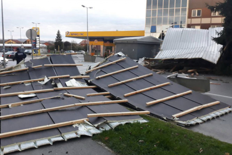 Jak vjetar srušio krov hotela u Prijedoru