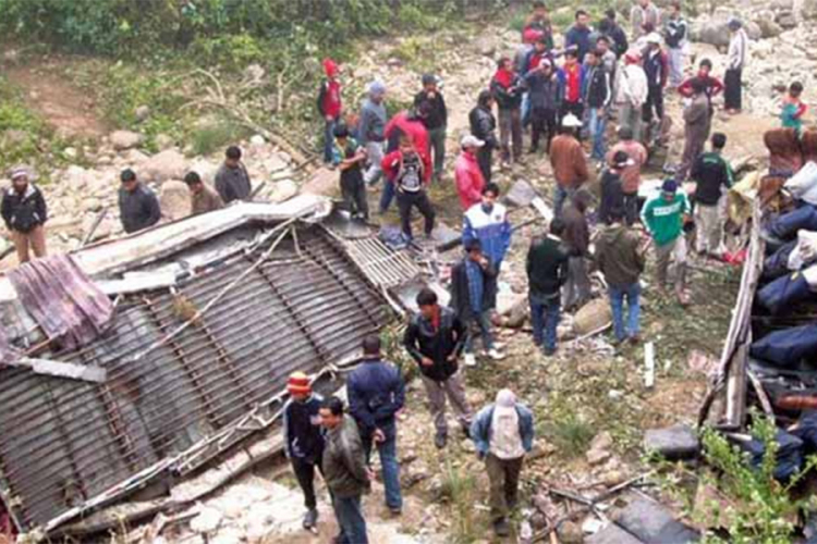 Putnički autobus u Nepalu sletio niz liticu, 14 mrtvih