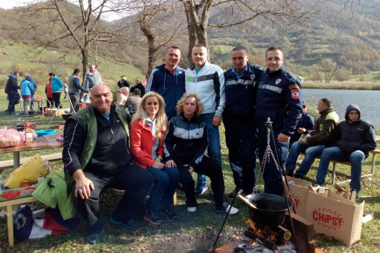 I policajci se takmiče u kuvanju ribljeg kotlića
