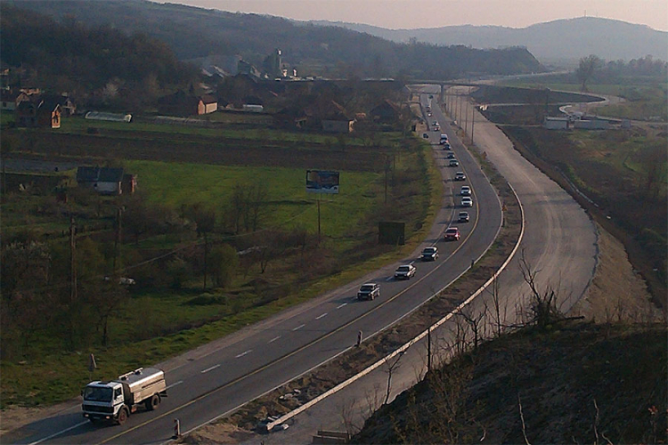 Oprez-vlažni i klizavi kolovozi