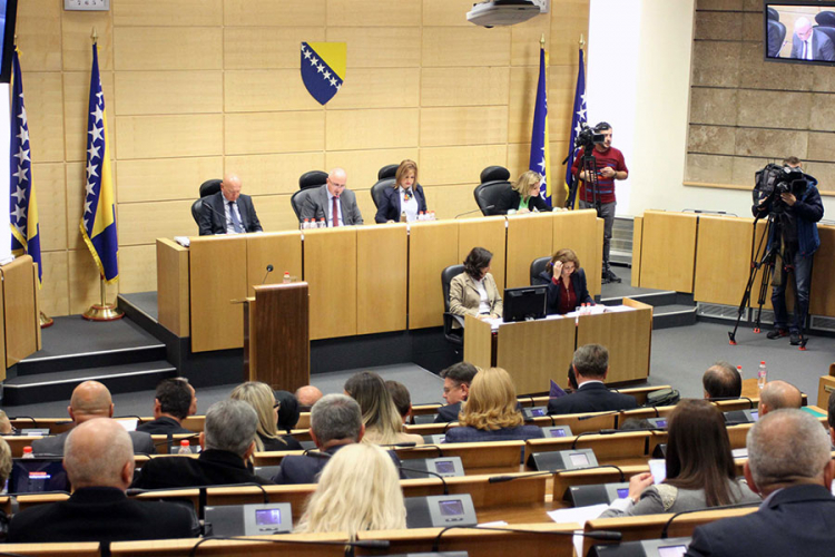 Pozicija: Sve je zakonito; Opozicija: Prekršen Ustav