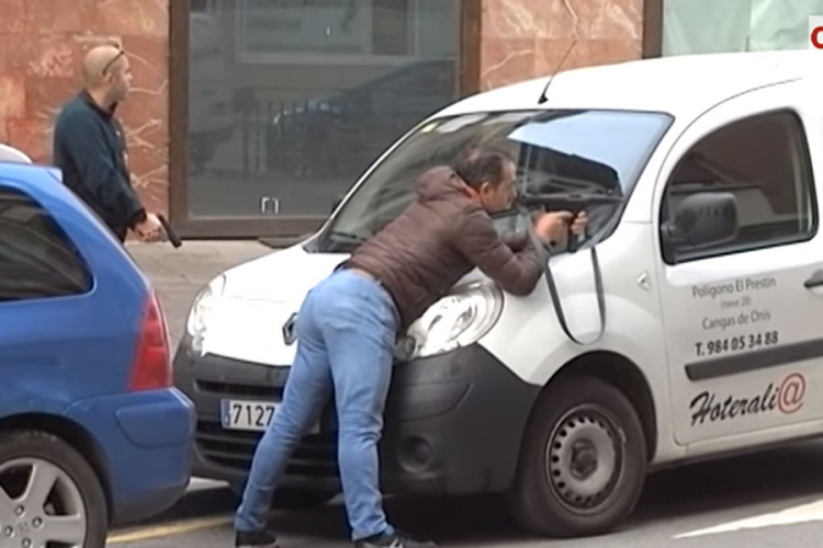 Snimak razmjene vatre policije i pljačkaša banke u Španiji