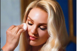 Poznati top model na meti kritika zbog dojenja na javnom mjestu