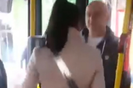Napala vozača zbog kašnjenja, on je polio kafom i izbacio iz autobusa
