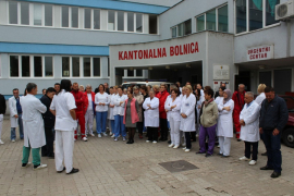 Zaposleni u Kantonalnoj bolnici u Bihaću okupljanjem traže odobrenje ...