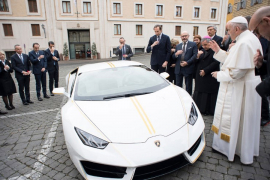 Papa prodaje skupocjeni lamborgini hurakan