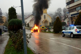 U centru Doboja izgorio automobil