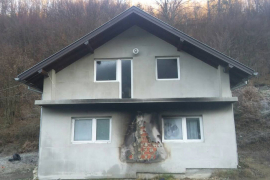 Napad na povratničku porodicu kod Banovića: Ubacili im kamen u sobu ...