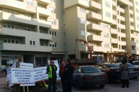 Kupci stanova opet protestovali u Tuzli: Jedna garaža prodavana po tri ...