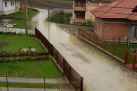 Kiša napravila probleme mještanima Petrićevca: Voda im ne da da uđu ...