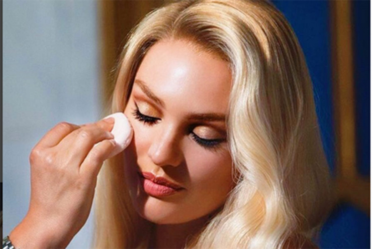 Poznati top model na meti kritika zbog dojenja na javnom mjestu