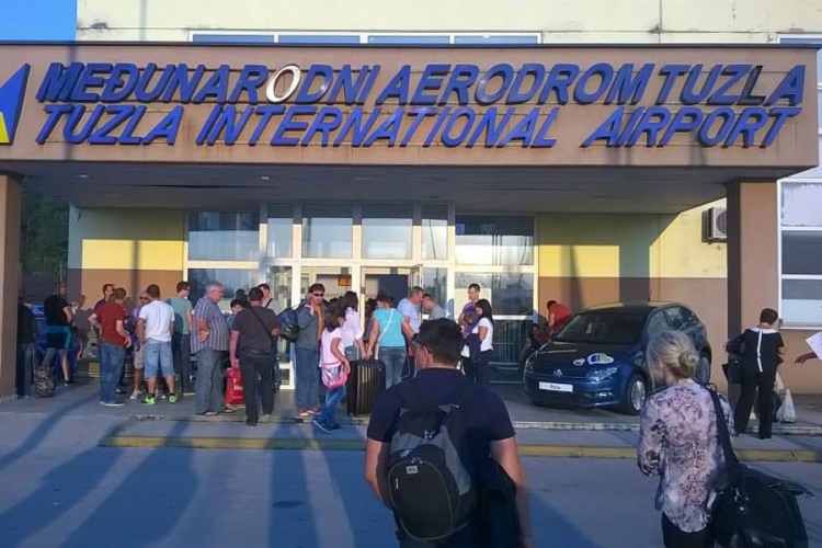 Odbijeno preimenovanje tuzlanskog aerodroma u Alija Izetbegović