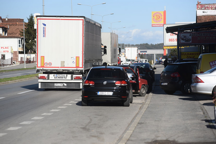 Nepropisno parkiranje uzelo maha: Zaustavna traka kao parking