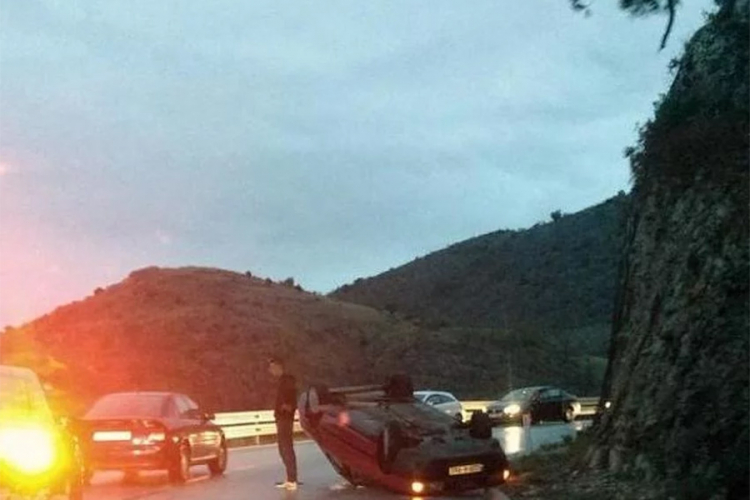 Saobraćajna nesreća kod Mostara, audi završio na krovu
