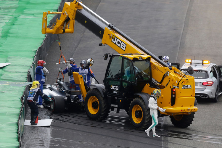 Botasu pol u Brazilu, Hamilton udario u ogradu