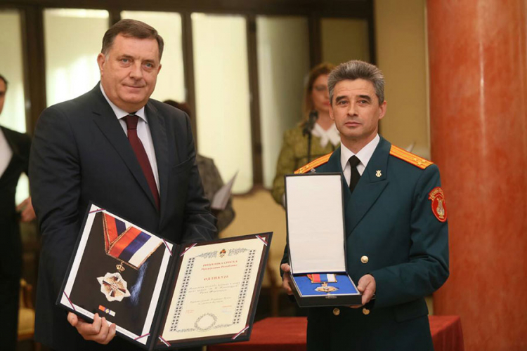 Dodik odlikovao ansambl "Aleksandrov"