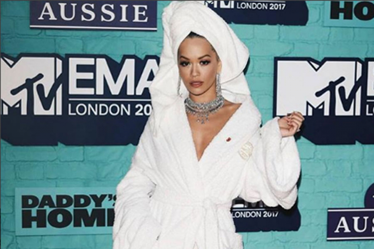 Rita Ora na dodjeli MTV nagrada u bade mantilu