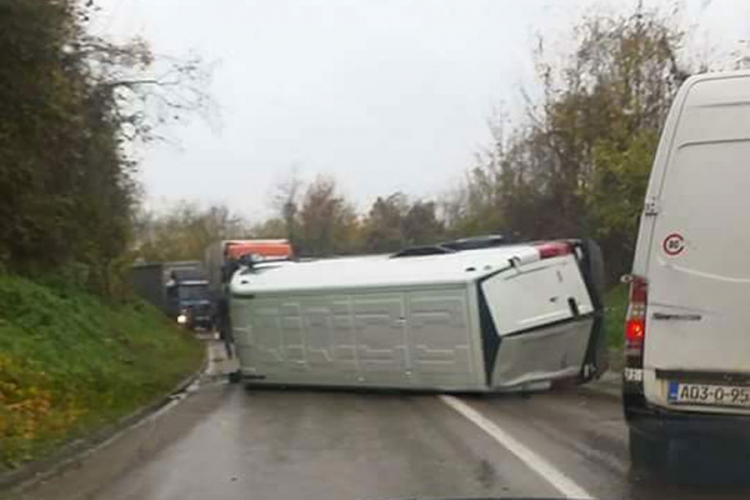 Kombi se prevrnuo na putu Klašnice-Prnjavor