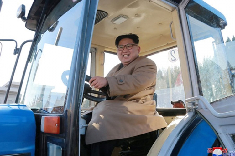 Kim Džong Un isprobava nove sjevernokorejske traktore