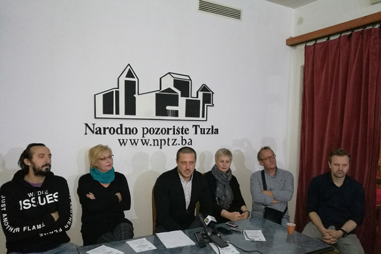 Radnici tuzlanskog pozorišta žive na slamčicu