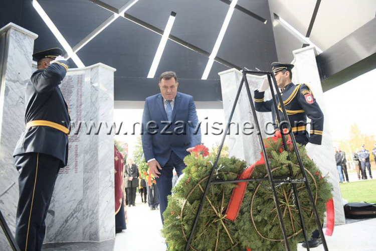 MUP RS obilježava krsnu slavu: Dodik, Cvijanovićeva i Čubrilović položili vijence