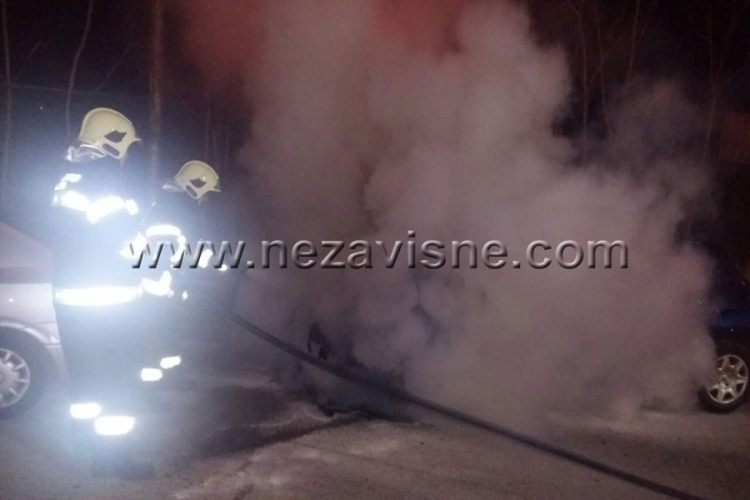 Gorio pežo na parkingu kod Autobuske stanice u Banjaluci