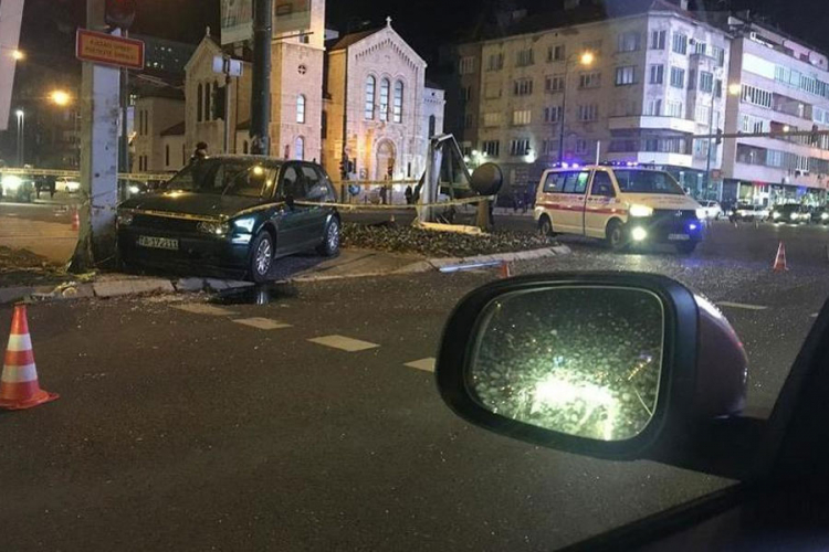 Preminuo nakon što se autom zabio u stub na pješačkom ostrvu
