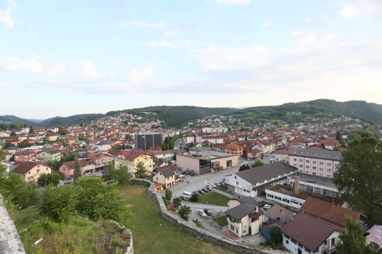 Povrijeđena u tuči sa svekrvom: Cjepanicom gađala snahu u glavu