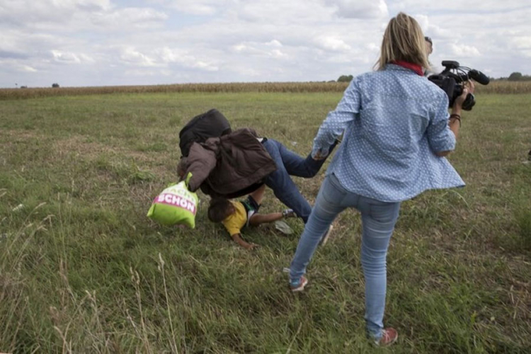 Snimateljka koja je šutirala migrante uvrijedila poslanika