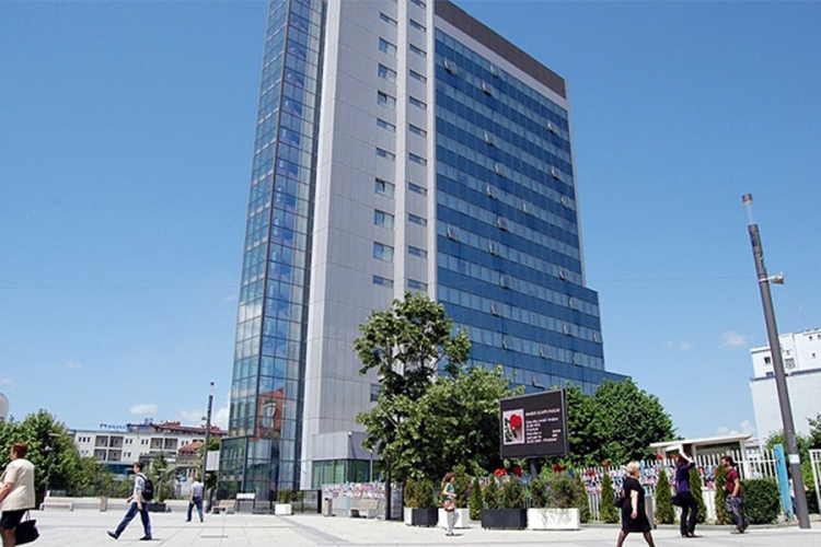 Pucano na prolaznike u Prištini