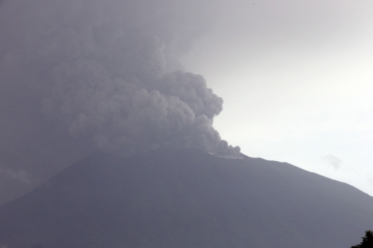 Erupcija vulkana na Baliju, nekoliko sela pokriveno pepelom
