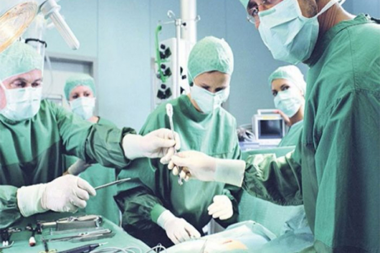 Doktori iz stomaka pacijenta izvadili eksere, žilete i kamenje