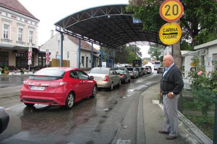 Na graničnom prelazu Gradiška čekanja do tri sata