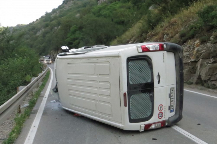 Prevrnuo se kombi sa djecom, povrijeđena djevojčica