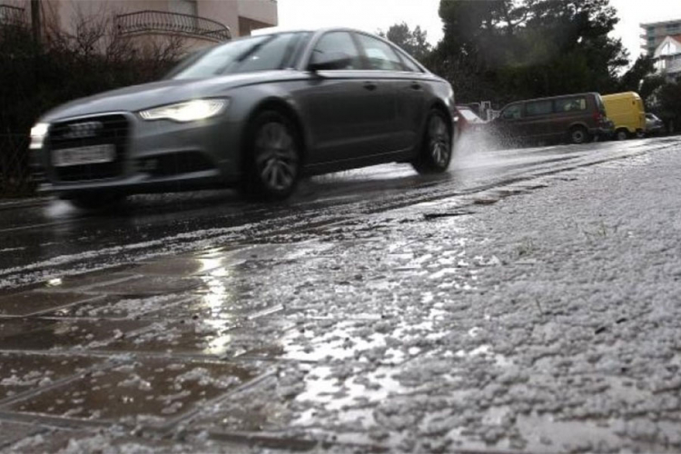 Magla i poledica na putevima, oprez u vožnji